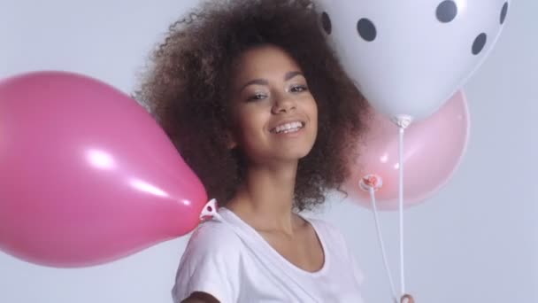 Jonge gelukkig leuke vrouw met ballonnen glimlachen, close-up. — Stockvideo