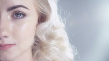 Güzel kadın stüdyo portre sağlıklı cilt ve mükemmel makyaj, yarım yüz.