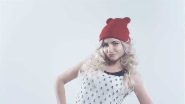 Pretty hipster teenage girl with beanie hat posing in studio. — Stock Video