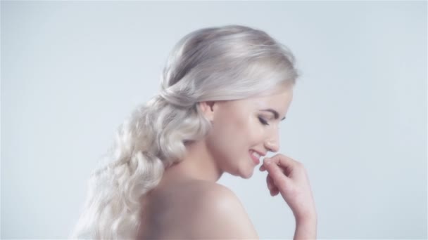 Привлекательная блондинка улыбающаяся женщина портрет на белом фоне . — стоковое видео
