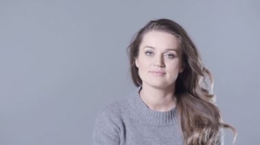 Genç güzel esmer kadın stüdyoda poz.