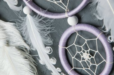 Leylak kremi beyaz düş kapanı, gri beton arka planda. Metin için alanı kopyala.