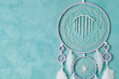 Aquamarine arka planında leylak kremi beyaz düş kapanı. Metin için alanı kopyala.