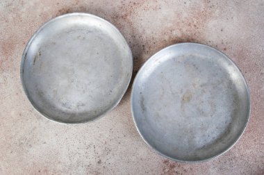 Beton arka plandaki pullar için eski metal plakalar. Metin için alanı kopyala.