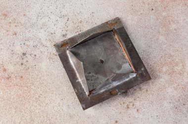 Beton arka planda antik pirinç baca kapağı