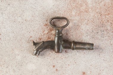 Beton arka planda bronz şarap fıçısı vinci. Metin için alanı kopyala.