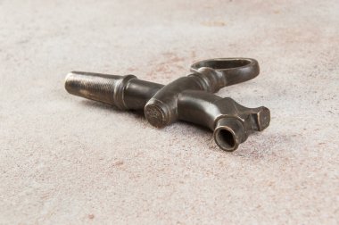 Beton arka planda bronz şarap fıçısı vinci. Metin için alanı kopyala.