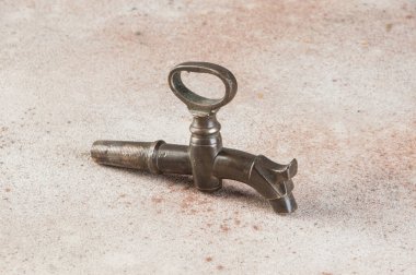 Beton arka planda bronz şarap fıçısı vinci. Metin için alanı kopyala.