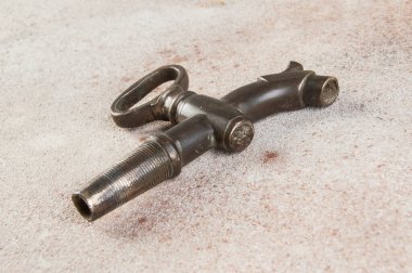 Beton arka planda bronz şarap fıçısı vinci. Metin için alanı kopyala.