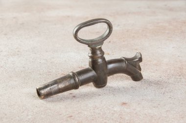 Beton arka planda bronz şarap fıçısı vinci. Metin için alanı kopyala.