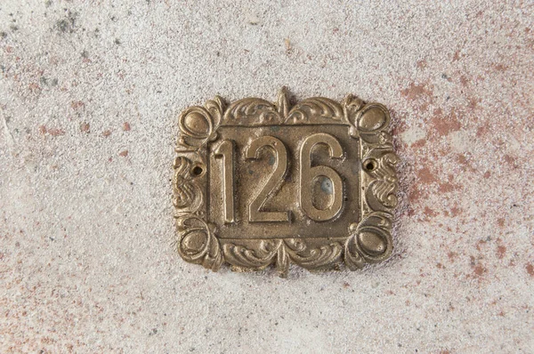 Ancienne Maison Laiton Numéro Signe 126 Sur Fond Béton Espace — Photo