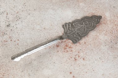 Beton arka planda eski bir metal pasta spatulası. Yemek fotoğrafçılığı malzemeleri.