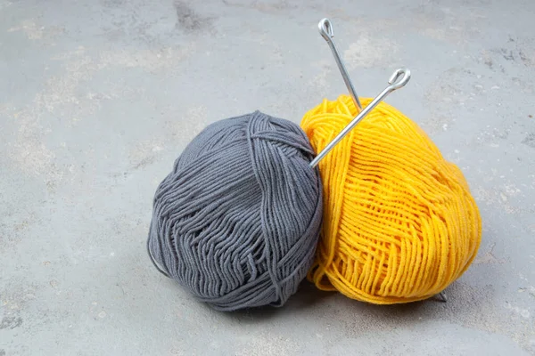 2021年の色 黄色とグレーのウール糸の肌 編み物やかぎ針編みのための糸 創造性と趣味 — ストック写真