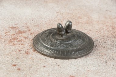 Meşe palamudu kaplı eski bir kalay kapağı. Metin ve yemek fotoğrafçılığı için boşluk kopyala.