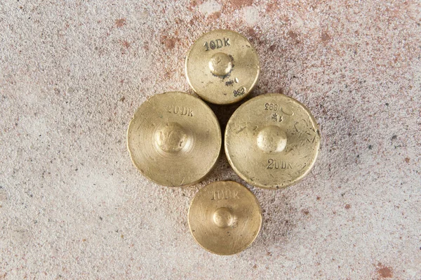 Pesos Bronze Antigos Para Balanças Fundo Concreto Espaço Cópia Para — Fotografia de Stock