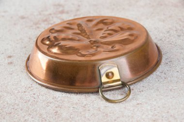 Beton zeminde antik bakır pasta kalıbı. Metin için alanı kopyala