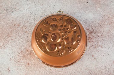 Beton zeminde antik bakır pasta kalıbı. Metin için alanı kopyala