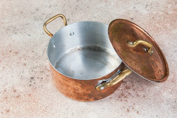 旧的铜砂锅 盖子和黄铜柄在混凝土背景上 复制文本的空间 食品摄影道具 — 图库照片