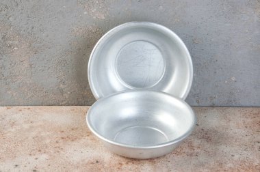 Beton arka planda eski alüminyum kaseler. Metin için alanı kopyala.