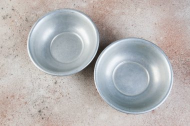 Beton arka planda eski alüminyum kaseler. Metin için alanı kopyala.