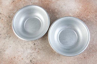 Beton arka planda eski alüminyum kaseler. Metin için alanı kopyala.