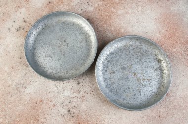 Beton zemin üzerindeki pullar için eski alüminyum plakalar. Metin için alanı kopyala.