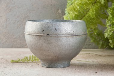 Kaliteli alüminyum kap, metal pişirme kazanı. Çiftlik evi dekorasyonu, yemek fotoğrafçılığı malzemeleri..