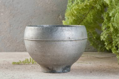 Kaliteli alüminyum kap, metal pişirme kazanı. Çiftlik evi dekorasyonu, yemek fotoğrafçılığı malzemeleri..