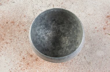 Kaliteli alüminyum kap, metal pişirme kazanı. Çiftlik evi dekorasyonu, yemek fotoğrafçılığı malzemeleri..