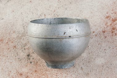 Kaliteli alüminyum kap, metal pişirme kazanı. Çiftlik evi dekorasyonu, yemek fotoğrafçılığı malzemeleri..