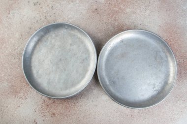 Beton zemin üzerindeki pullar için eski alüminyum plakalar. Metin için alanı kopyala.