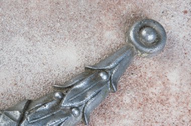 Beton zemin üzerinde eski alüminyum onlay. Kurdeleler alüminyum aplikasyon bırakır. Metin için fotoğraf desteği ve kopyalama alanı.