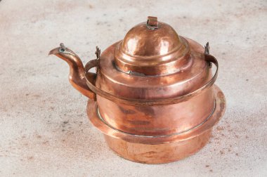 Beton zeminde eski bakır çaydanlık. Metin ve yemek fotoğrafçılığı için boşluk kopyala.