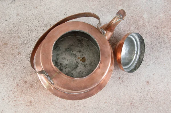 Old Copper Kettle Concrete Background Copy Space Text Food Photography — Stock Photo, Image