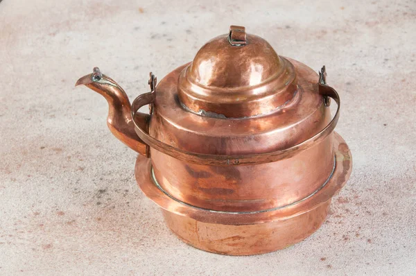 Old Copper Kettle Concrete Background Copy Space Text Food Photography — Stock Photo, Image