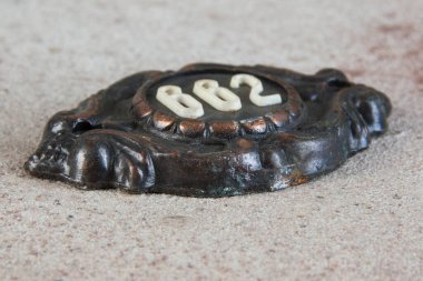 Beton arka planda 662 numaralı eski metal ev işareti. Metin için alanı kopyala