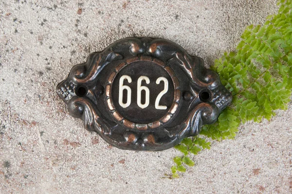 Altes Hausnummernschild 662 Aus Metall Auf Betongrund Kopierraum Für Text — Stockfoto