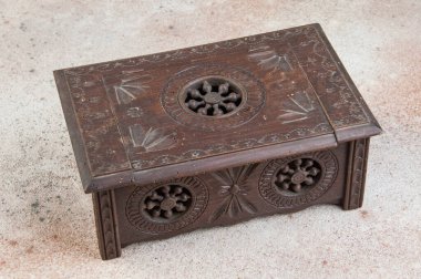 Beton arka planda oyulmuş eski tahta kutu. Metin için alanı kopyala.