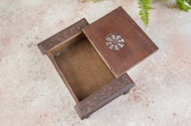 Beton arka planda oyulmuş eski tahta kutu. Metin için alanı kopyala.