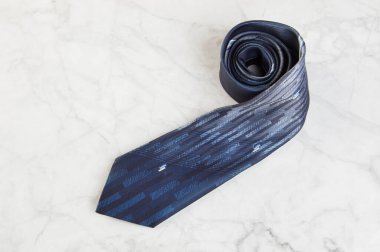 Mermer arka planda mavi boyun kravatı. Metin için alanı kopyala.