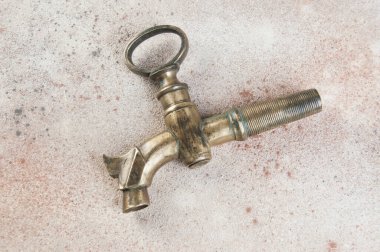 Beton arka planda bronz şarap fıçısı vinci. Metin için alanı kopyala.