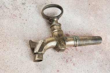 Beton arka planda bronz şarap fıçısı vinci. Metin için alanı kopyala.