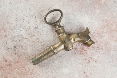 Beton arka planda bronz şarap fıçısı vinci. Metin için alanı kopyala.