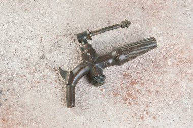 Beton arka planda bronz şarap fıçısı vinci. Metin için alanı kopyala.