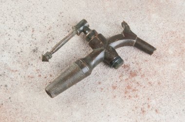 Beton arka planda bronz şarap fıçısı vinci. Metin için alanı kopyala.