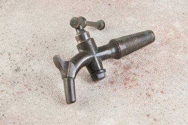 Beton arka planda bronz şarap fıçısı vinci. Metin için alanı kopyala.