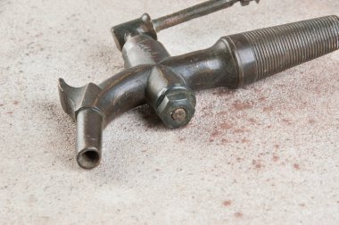 Beton arka planda bronz şarap fıçısı vinci. Metin için alanı kopyala.