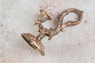 Beton zeminde bir mum için antik pirinç şamdan. Metin için alanı kopyala. 