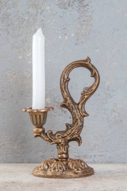 Beton zeminde bir mum için antik pirinç şamdan. Metin için alanı kopyala. 