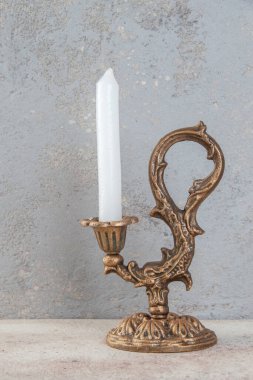 Beton zeminde bir mum için antik pirinç şamdan. Metin için alanı kopyala. 